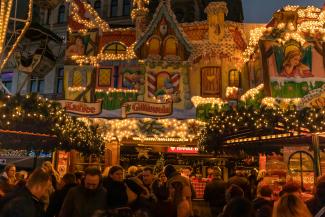 Glühwein booths at the Bremen Christmas Market, by Peter Schulz on Unsplash